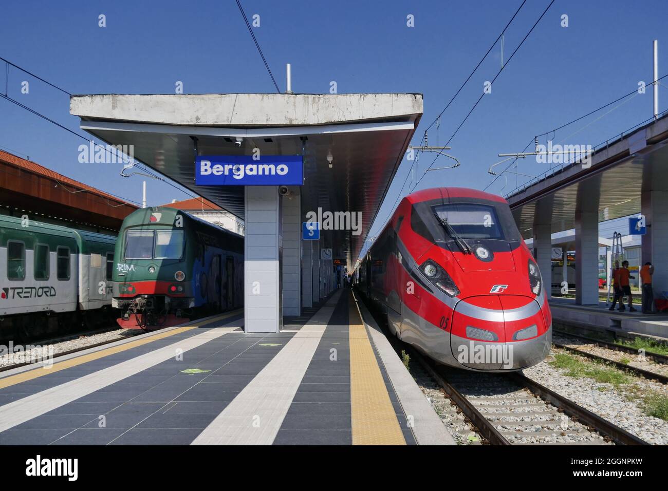 Train à grande vitesse ETR 500 'Frecciarossa' (flèche rouge) à la plate-forme de la gare de Bergame Banque D'Images