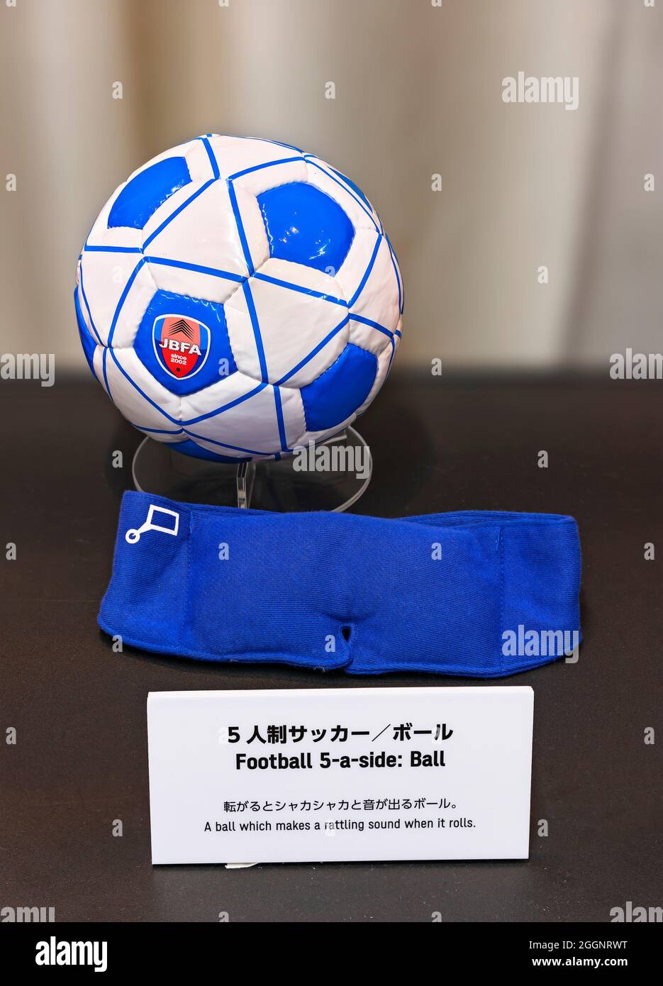 tokyo, japon - août 30 2021: JBFA ballon de football spécialement conçu pour  le football aveugle ou le football 5-a-Side avec un bandeau utilisé par les  athlètes handicapés exposant Photo Stock - Alamy