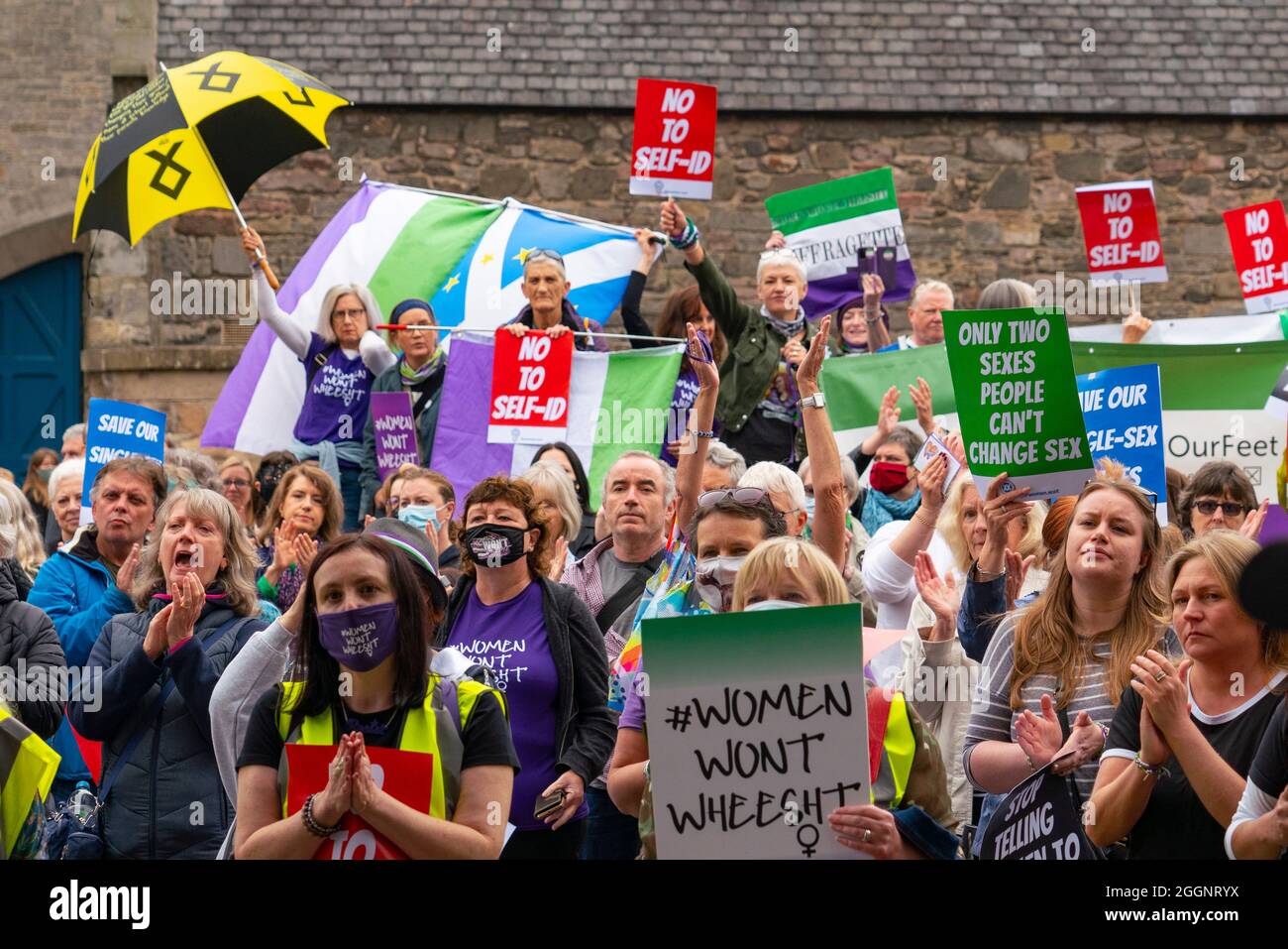 Édimbourg, Écosse, Royaume-Uni. 2 septembre 2021.manifestation en faveur des droits des femmes organisée aujourd’hui à Holyrood, à l’extérieur du Parlement écossais. Les manifestants estiment que la définition d'une femme est menacée par la loi du gouvernement écossais qui donnerait aux femmes trans les mêmes droits que les femmes. Le slogan Women WOn’t Wheesht a été adopté pour promouvoir leur mouvement. Une contre-manifestation a également été organisée par les partisans des droits des personnes trans. Les insultes ont été échangées entre les deux groupes. Iain Masterton/Alay Live News. Banque D'Images