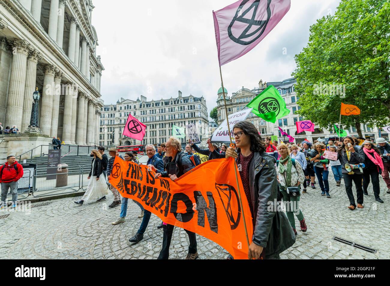 Londres, Royaume-Uni. 2 septembre 2021. Passant devant St pauls et se rendant sur la place Paternoster - de nombreux manifestants portent des pancartes indiquant les raisons de leur arrestation, comme « prendre soin de l'avenir de mes enfants » - extinction la rébellion continue ses deux semaines avec une ville de Londres proteste en partie sur les arrestations, sous le nom général d'impossible rébellion. Crédit : Guy Bell/Alay Live News Banque D'Images