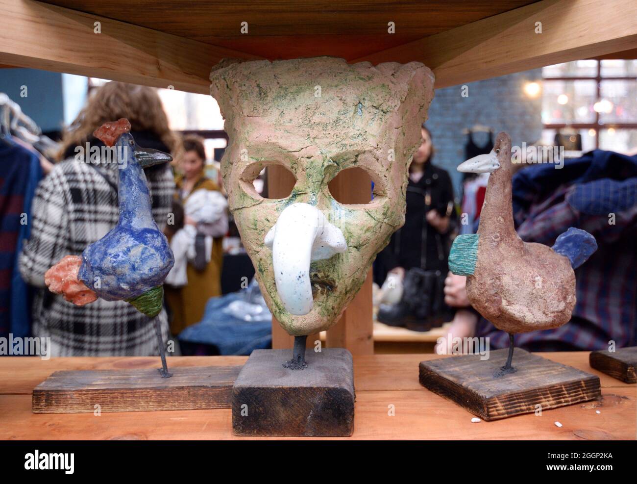 Masque de gypse vintage et souvenirs mis en vente pendant le marché de chiffon. Banque D'Images