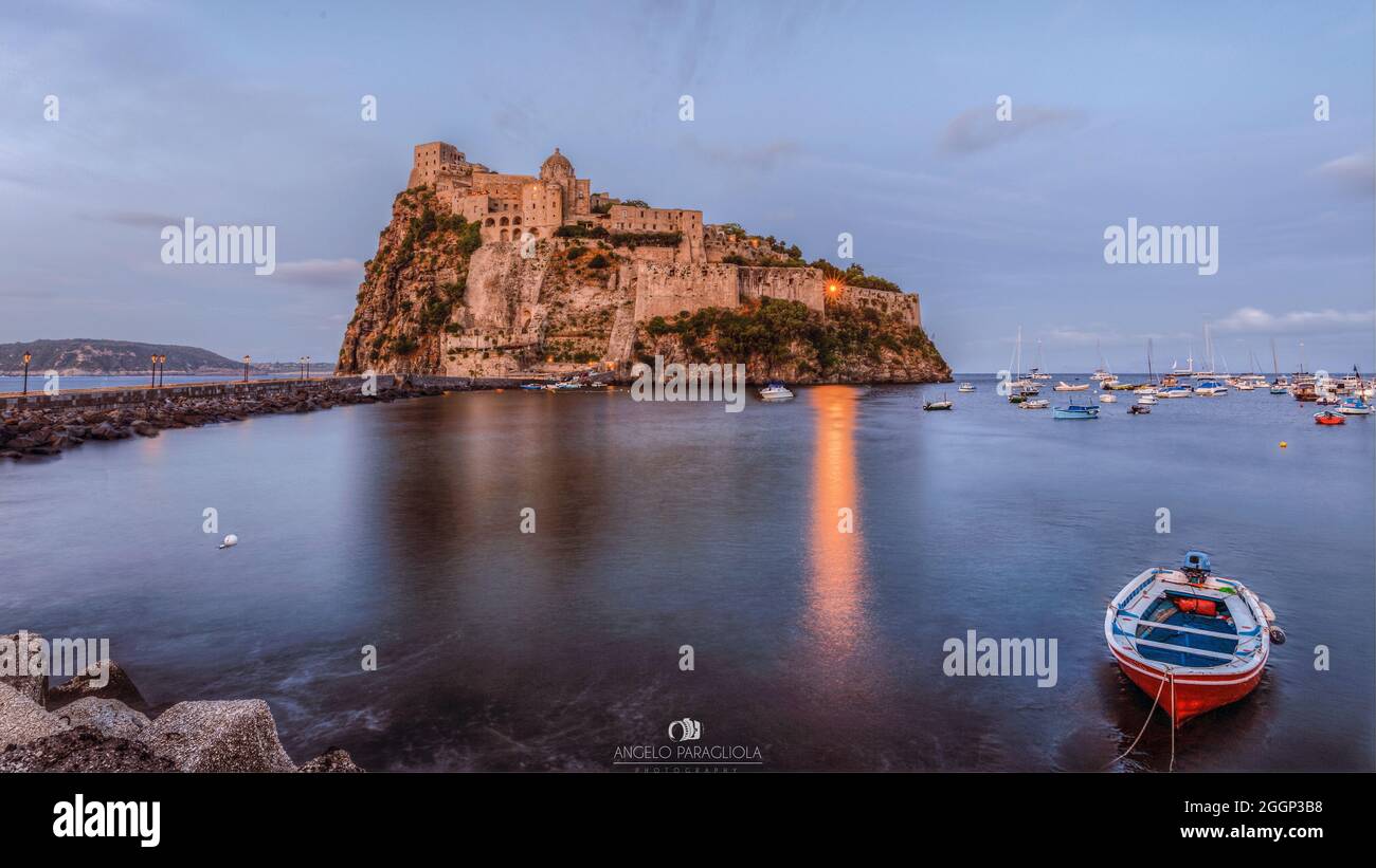 Ischia (Napoli) - Castello Aragonese con Procida sullo sfondo Banque D'Images