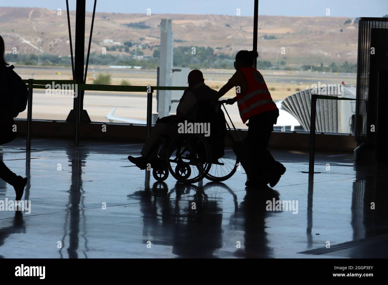 Assistance aux passagers handicapés à l'aéroport de Madrid, Espagne. Banque D'Images