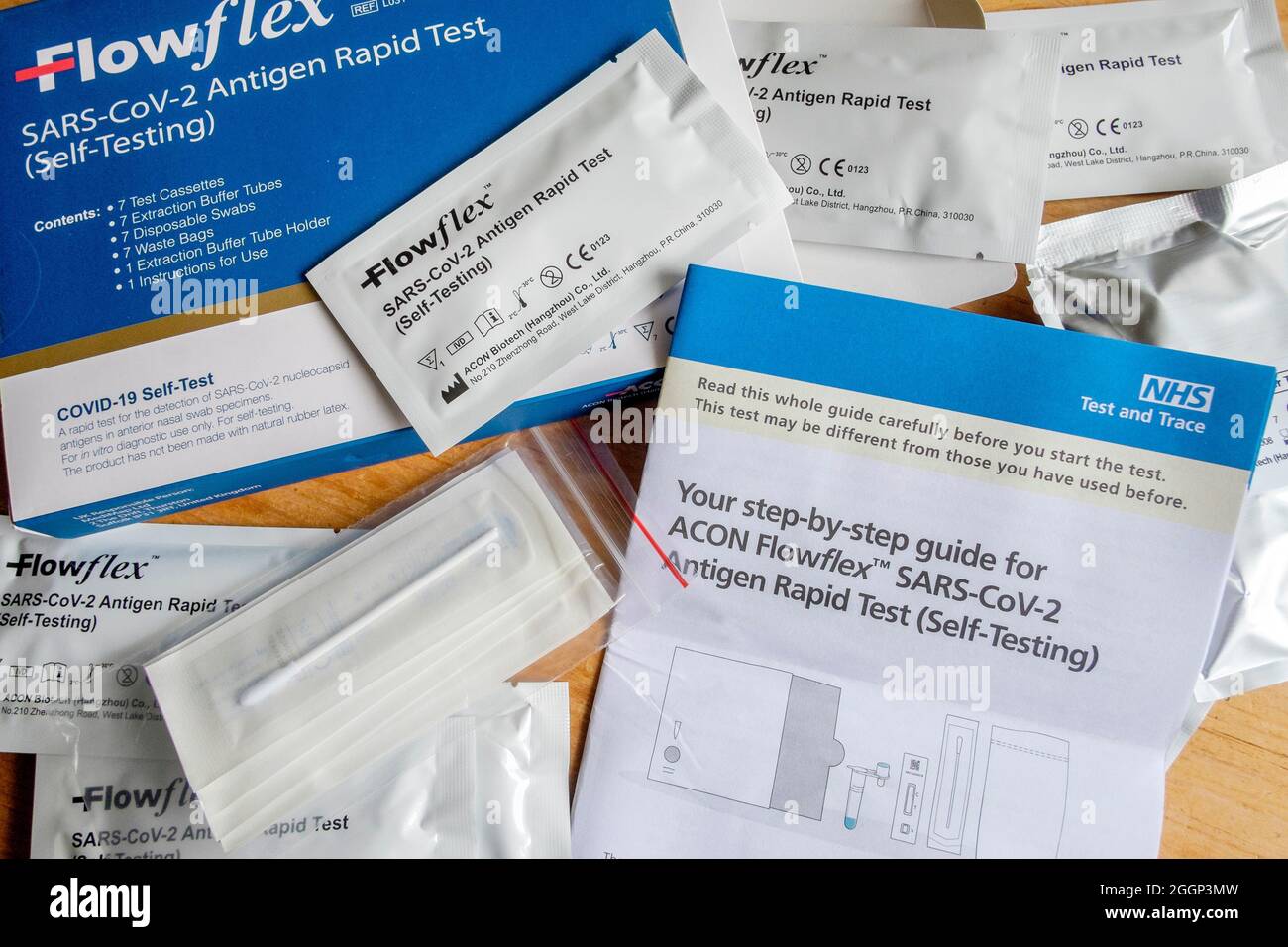 Test rapide (auto-test) de l'antigène Flowflex SARS-CoV-2. Banque D'Images Test rapide (auto-test) de l'antigène Flowflex SARS-CoV-2. Banque D'Images