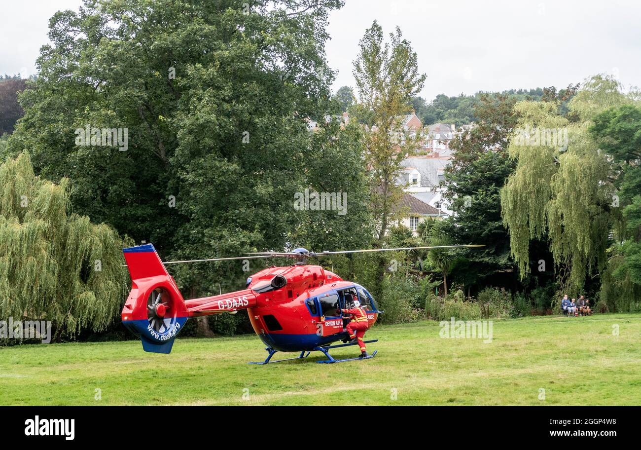 Devon Air Ambulance répondant à un appel d'urgence et atterrissant dans les Byes, Sidmouth Banque D'Images