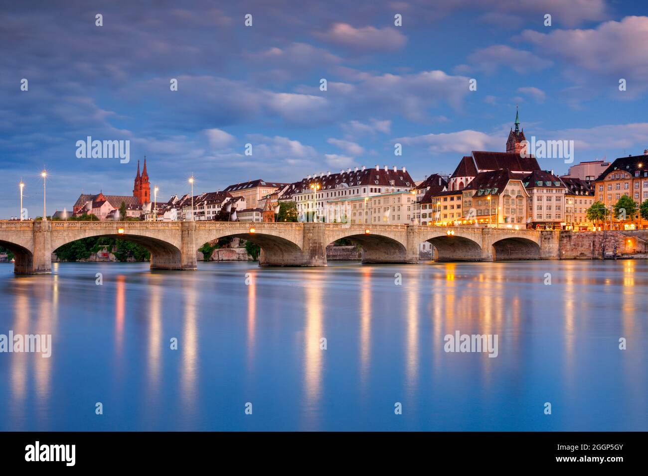 Blick auf die nächtlich beleuchtete Altstadt von Basel mit dem Basler Münster, der Martins Kirche, der Mittlere Brücke und dem Rhein Fluss Banque D'Images