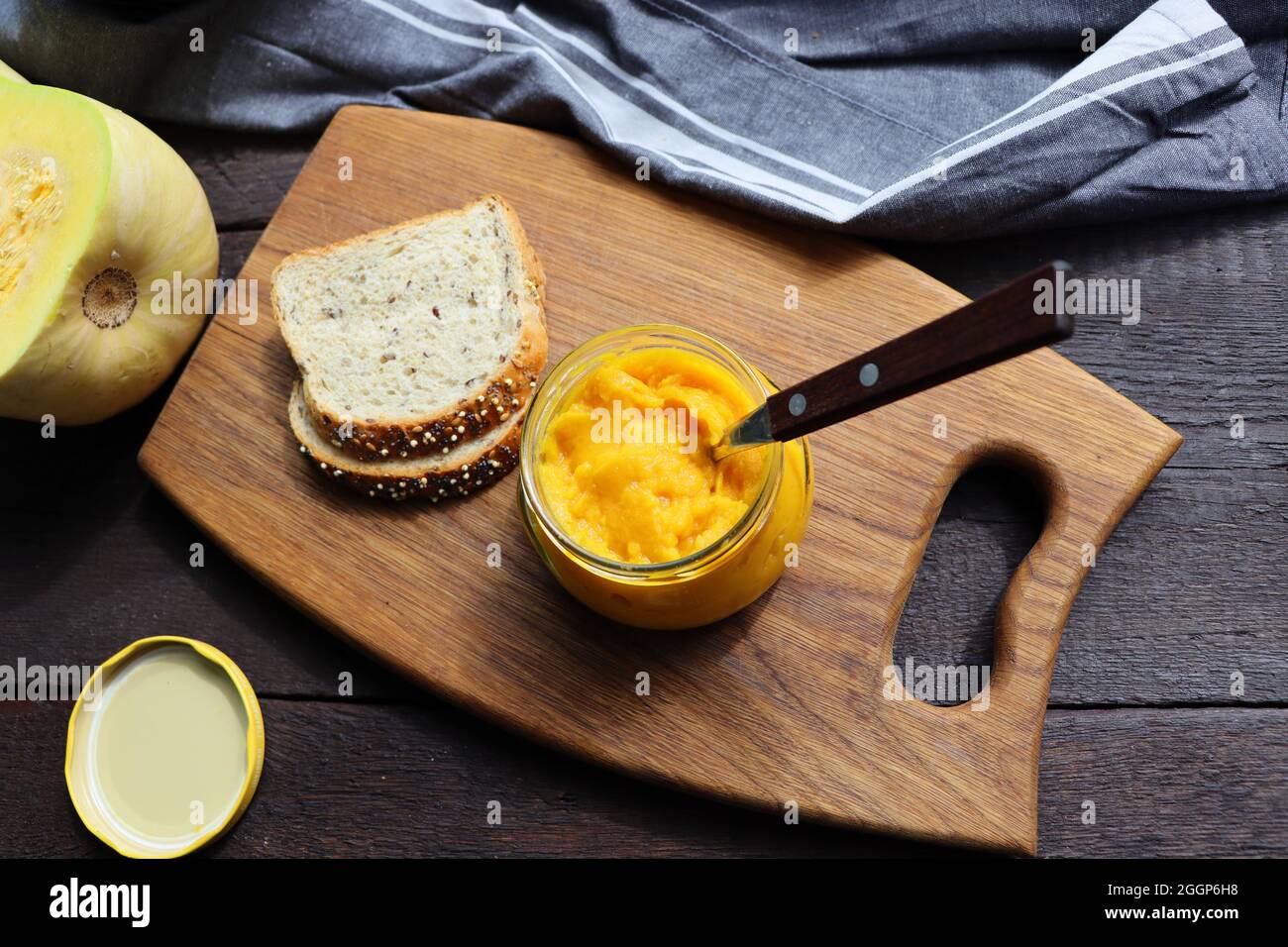 Beurre de citrouille fait maison dans un pot en verre fait avec des citrouilles biologiques. Banque D'Images
