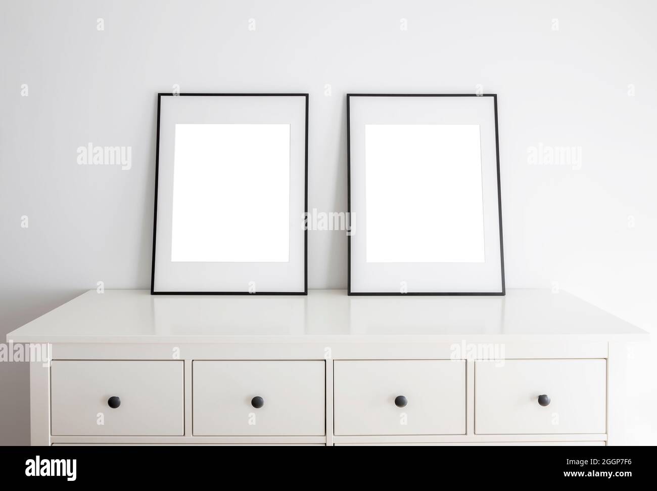 Cadres vides pour maquette, avec passe-passe blanc, mode portait debout. Banque D'Images