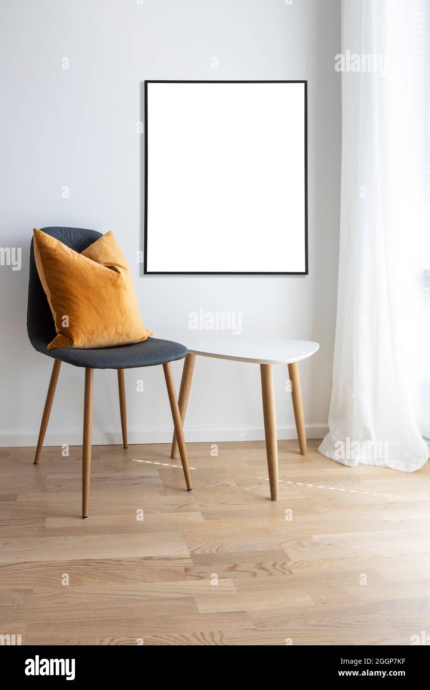 Intérieur moderne et lumineux avec cadre en forme de maquette. Banque D'Images