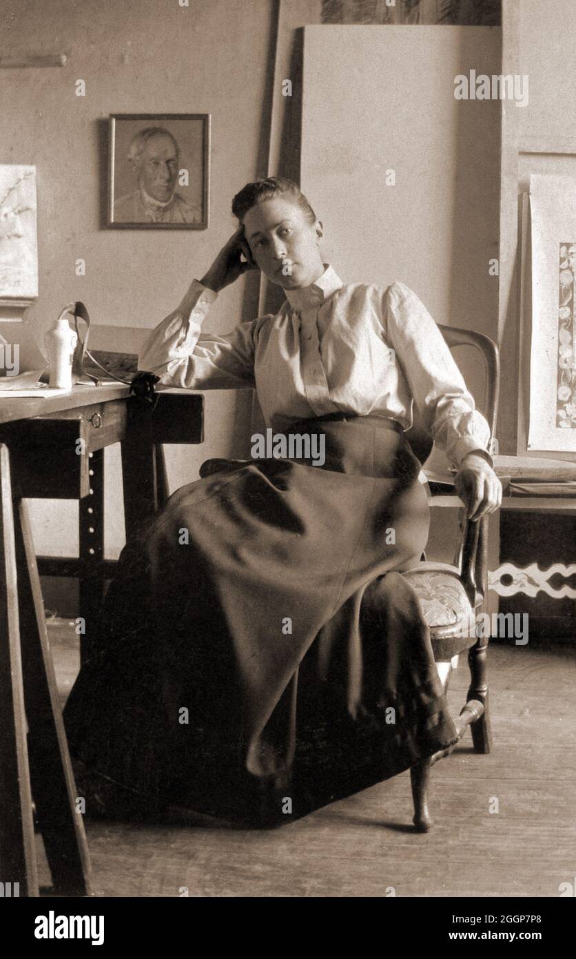 Hilma af Klint (1862-1944) dans son studio, vers 1895. Banque D'Images