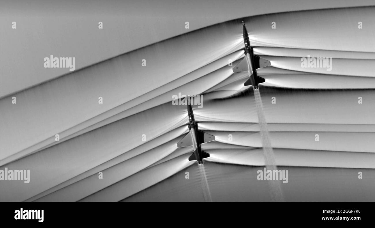 Schlieren vue de deux jets supersoniques Northrup T-38 talon brisant la barrière sonore. Banque D'Images