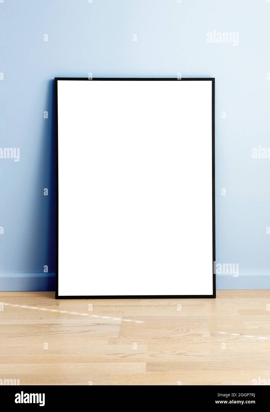 Maquette rectangulaire debout dans une chambre avec parquet et mur bleu. Banque D'Images