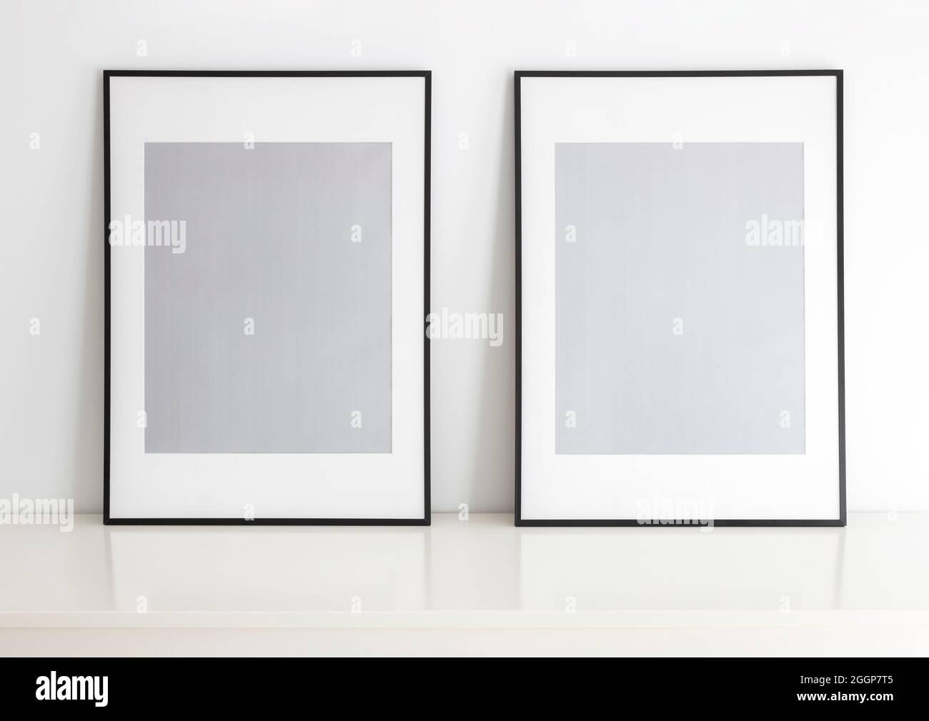 Cadres vides pour maquette, avec passe-passe blanc, mode portait debout. Banque D'Images