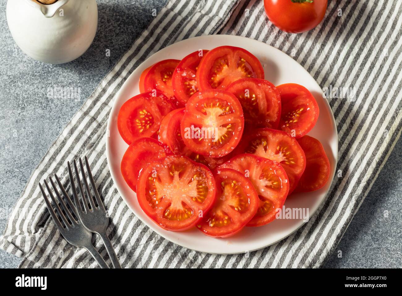 Tomates en tranches biologiques saines et salées prêtes à manger Banque D'Images
