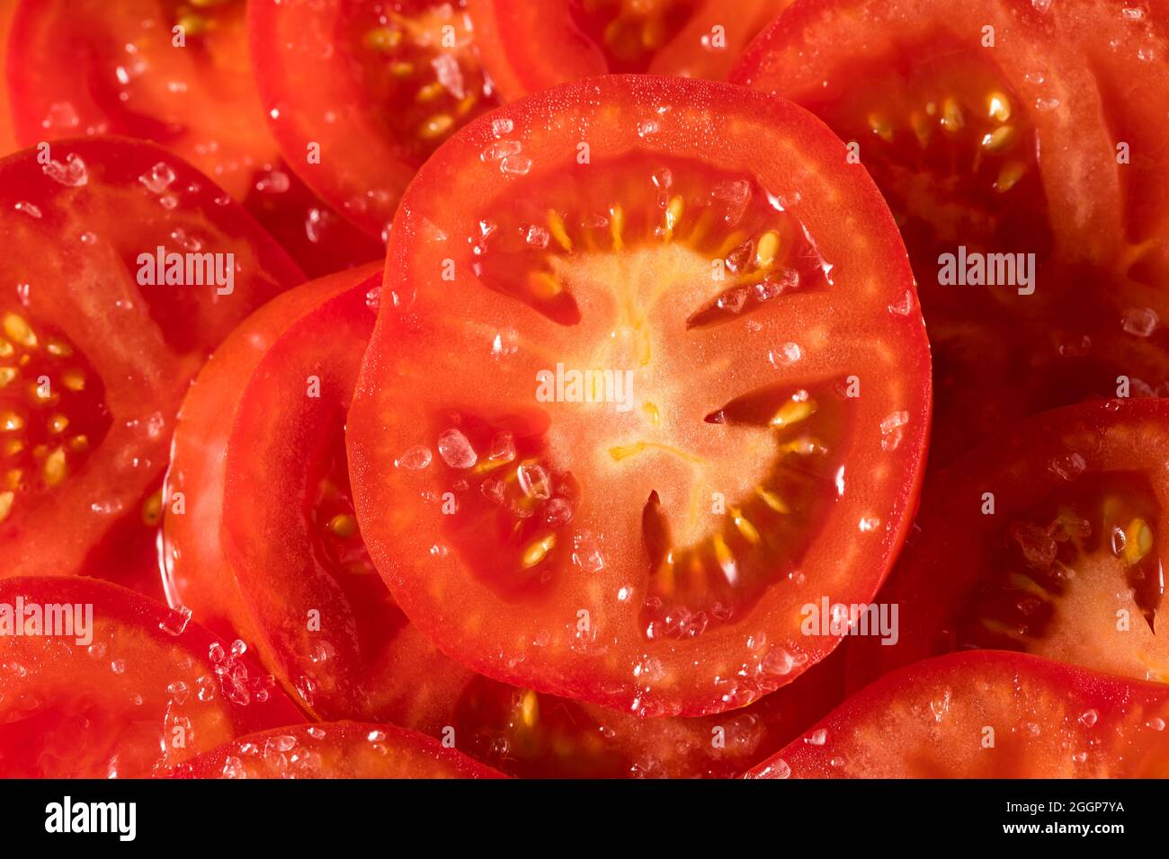 Tomates en tranches biologiques saines et salées prêtes à manger Banque D'Images