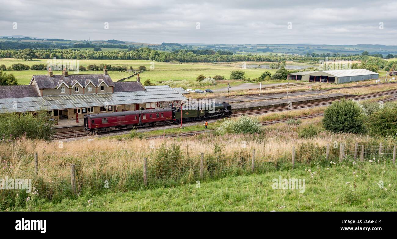 La locomotive à vapeur Scots Guardsman 46115 traverse long Preston le 2 septembre 2021 sous le nom de « The Dolesman » Banque D'Images