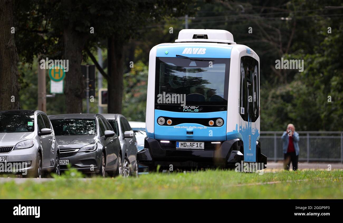 Magdebourg, Allemagne. 02 septembre 2021. Le minibus français EZ10, une navette autonome, traverse la vieille ville de Magdebourg. Jusqu'à 15 kilomètres à l'heure, la navette électrique intelligente « Elbi » traversera Magdebourg à partir de vendredi. D'ici la fin de l'année, le minibus de six places se mettra en route sur un itinéraire préprogrammé entre la rue Seumstraße dans la vieille ville et le parc de la ville. Crédit : Ronny Hartmann/dpa/Alay Live News Banque D'Images