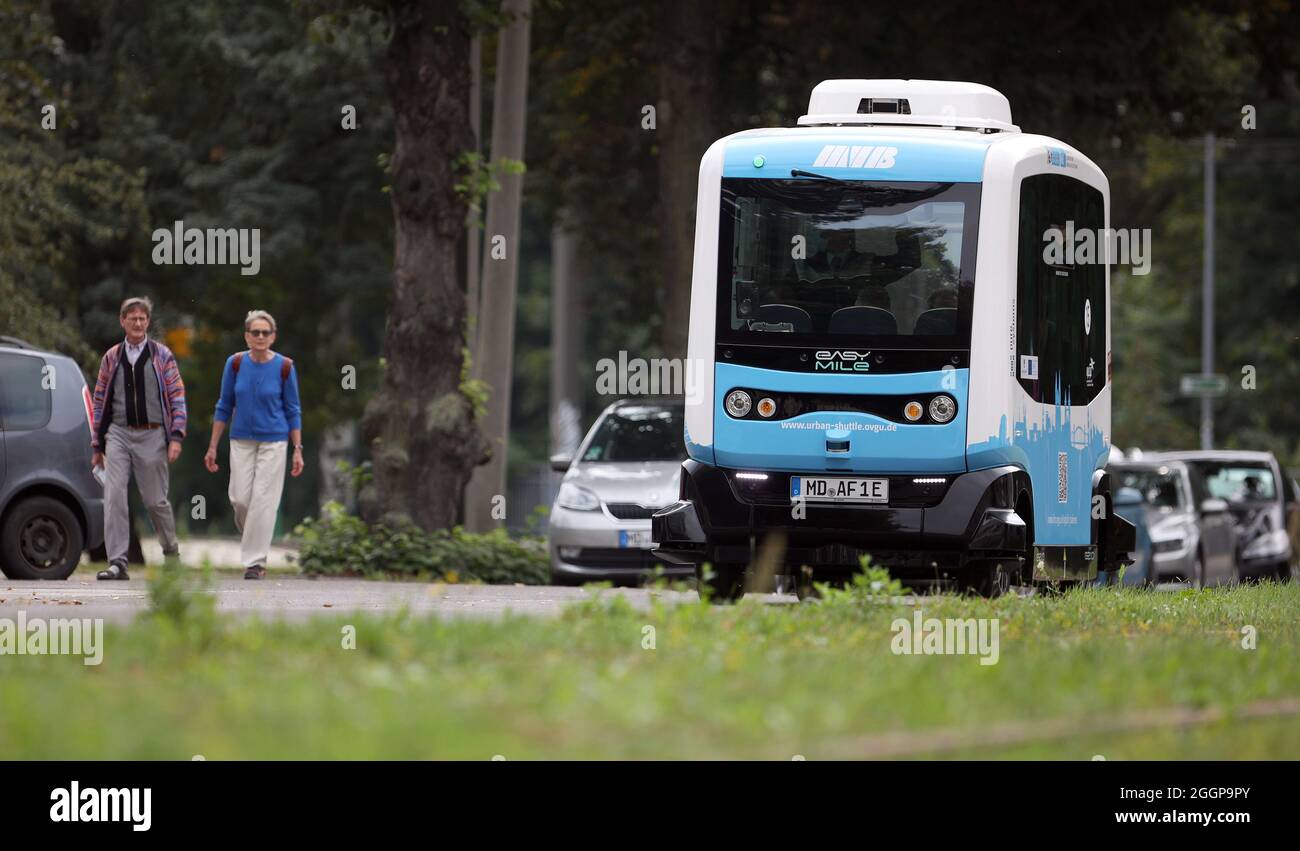 Magdebourg, Allemagne. 02 septembre 2021. Le minibus français EZ10, une navette autonome, traverse la vieille ville de Magdebourg. Jusqu'à 15 kilomètres à l'heure, la navette électrique intelligente « Elbi » traversera Magdebourg à partir de vendredi. D'ici la fin de l'année, le minibus de six places se mettra en route sur un itinéraire préprogrammé entre la rue Seumstraße dans la vieille ville et le parc de la ville. Crédit : Ronny Hartmann/dpa/Alay Live News Banque D'Images