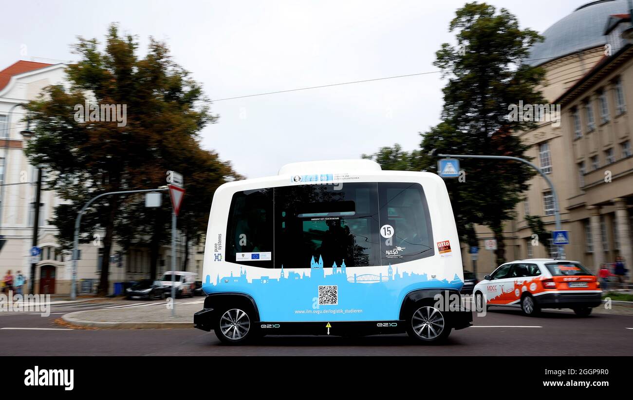Magdebourg, Allemagne. 02 septembre 2021. Le minibus français EZ10, une navette autonome, traverse la vieille ville de Magdebourg. Jusqu'à 15 kilomètres à l'heure, la navette électrique intelligente « Elbi » traversera Magdebourg à partir de vendredi. D'ici la fin de l'année, le minibus de six places se mettra en route sur un itinéraire préprogrammé entre la rue Seumstraße dans la vieille ville et le parc de la ville. Crédit : Ronny Hartmann/dpa/Alay Live News Banque D'Images