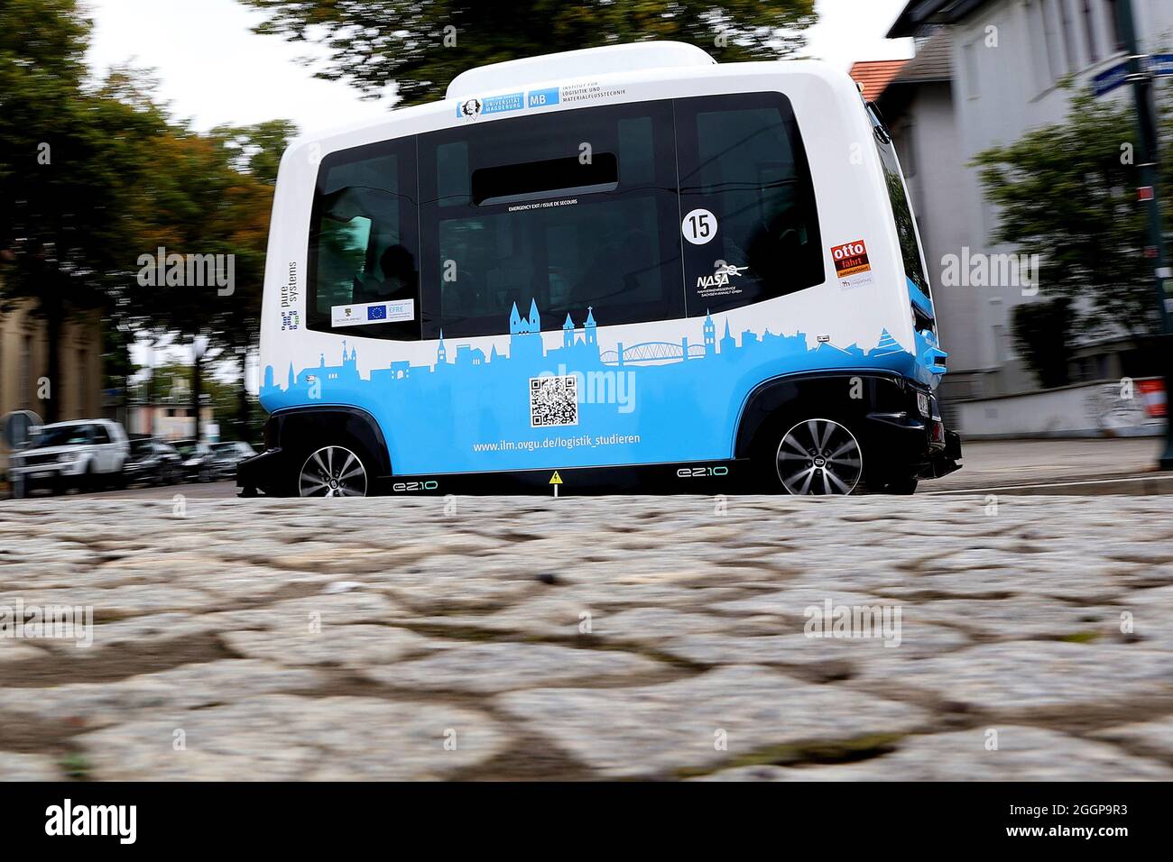Magdebourg, Allemagne. 02 septembre 2021. Le minibus français EZ10, une navette autonome, traverse la vieille ville de Magdebourg. Jusqu'à 15 kilomètres à l'heure, la navette électrique intelligente « Elbi » traversera Magdebourg à partir de vendredi. D'ici la fin de l'année, le minibus de six places se mettra en route sur un itinéraire préprogrammé entre la rue Seumstraße dans la vieille ville et le parc de la ville. Crédit : Ronny Hartmann/dpa/Alay Live News Banque D'Images