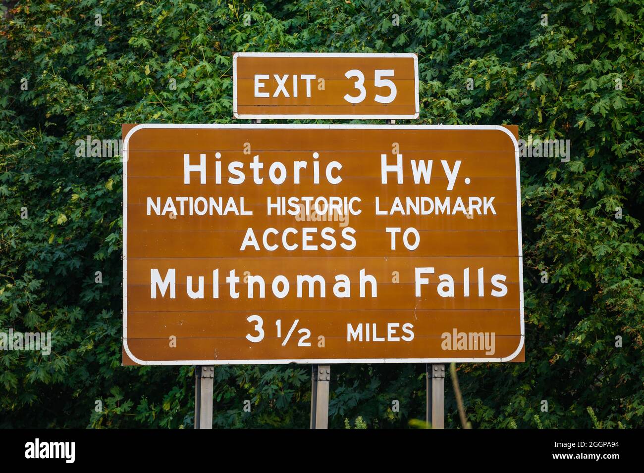Panneau de l'autoroute pour Multnomah Falls. Oregon, États-Unis. Banque D'Images