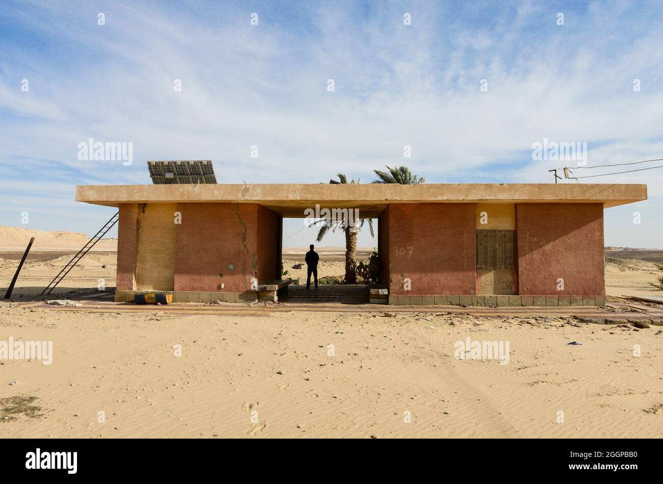 ÉGYPTE, désert occidental, ligne de chemin de fer du Caire à Bahariya Oasis, utilisé pour le transport de minerai de fer, gare au milieu de nulle part, en attente ... Banque D'Images