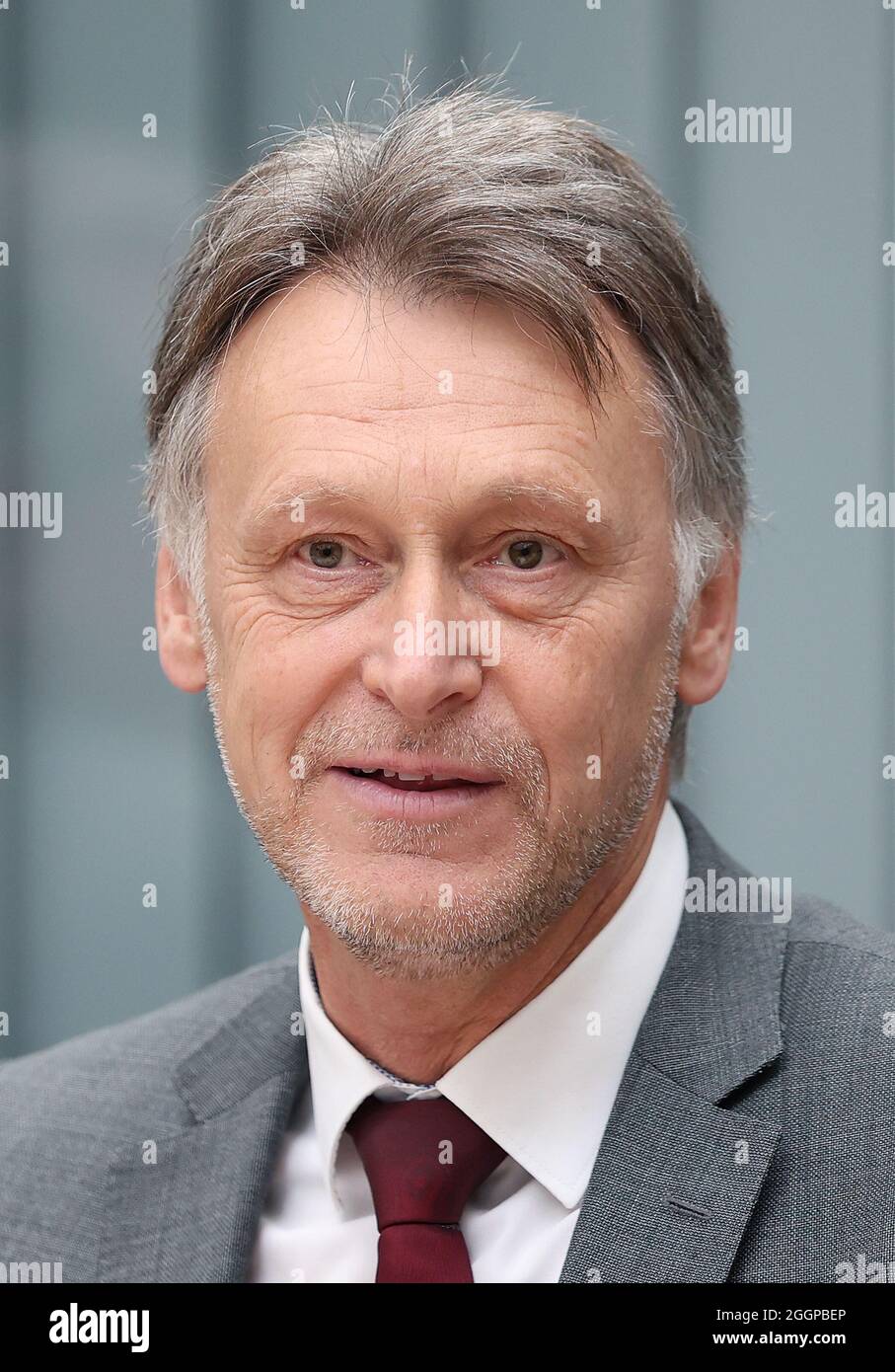 02 septembre 2021, Saxe-Anhalt, Magdebourg: Jens Strackeljan, Directeur de l'Université Otto von Guericke Magdeburg, parle lors d'une conférence de presse sur le thème "les navettes automatisées - transport public urbain". La navette électrique intelligente « Elbi » traversera Magdeburg à des vitesses allant jusqu'à 15 kilomètres par heure à partir de vendredi. D'ici la fin de l'année, le minibus de six places se mettra en route sur un itinéraire préprogrammé entre la rue Seumstraße dans la vieille ville et le parc de la ville. Photo: Ronny Hartmann/dpa Banque D'Images