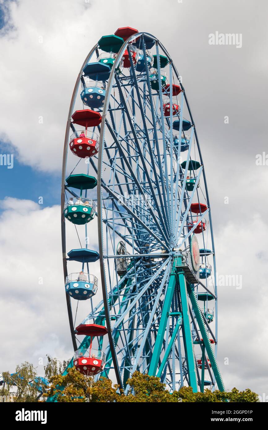 Grande roue colorée dans le parc d'attractions en été Banque D'Images
