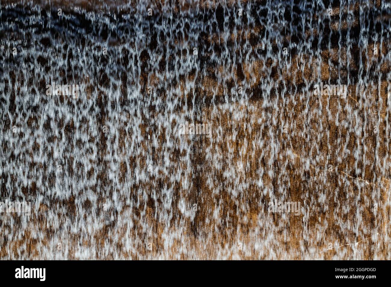 Texture d'une cascade fluide sur le mur. Banque D'Images