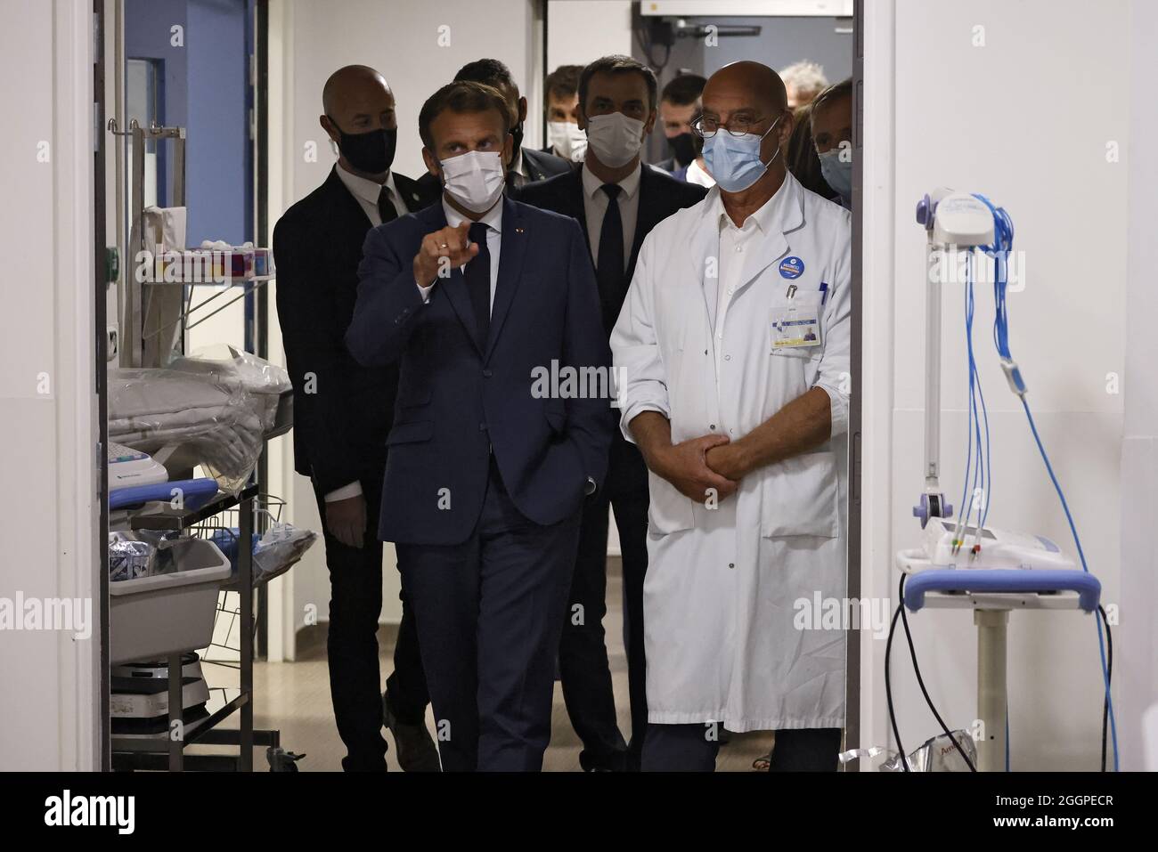 Le président français Emmanuel Macron s'entretient avec le professeur Jean-Luc  Jouve lors d'une visite à l'hôpital de la Timone, à Marseille, France, le 2  septembre 2021. Ludovic Marin/piscine via REUTERS Photo Stock -