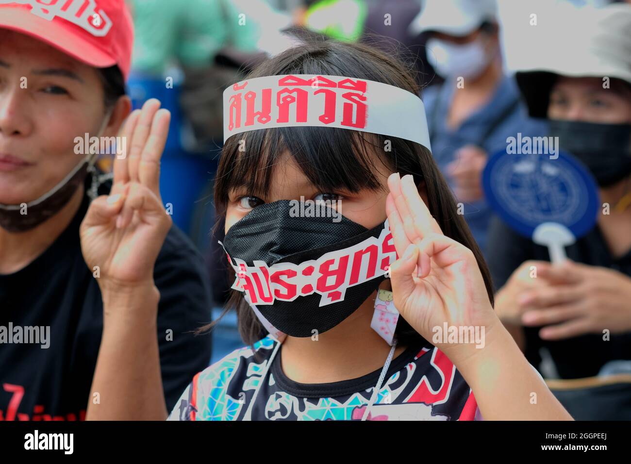 Bangkok, Thaïlande, 2 septembre 2021, une fille salue les trois doigts dans le cadre d'une manifestation exigeant la démission du Premier Ministre général, le général Prayut Chan-ocha. Les manifestations font partie d'une série de manifestations en cours à Bangkok pour exprimer leur désaffection à l'égard de la performance du gouvernement actuel pendant la pandémie de COVID. Crédit : James Patrick/Alay Live News Banque D'Images