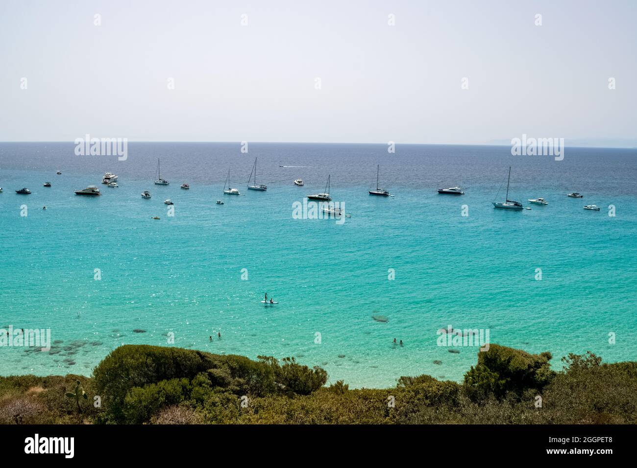 Belle vue panoramique sur la mer sarde du sud en une journée ensoleillée. Banque D'Images