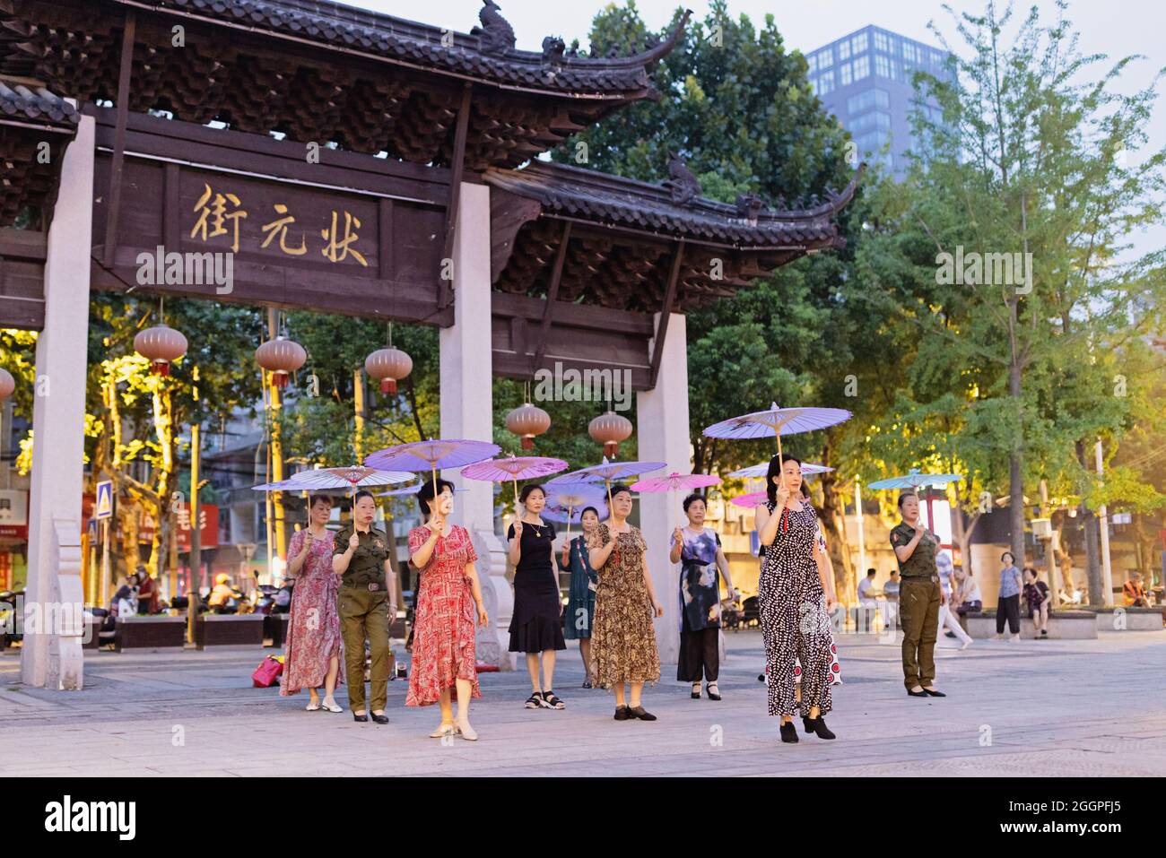Huzhou, Chine - 27 août 2021 : danse physique des personnes âgées en Chine. Spectacle de danse sociale sur la place la nuit. Les gens heureux ont une formation extérieure Banque D'Images