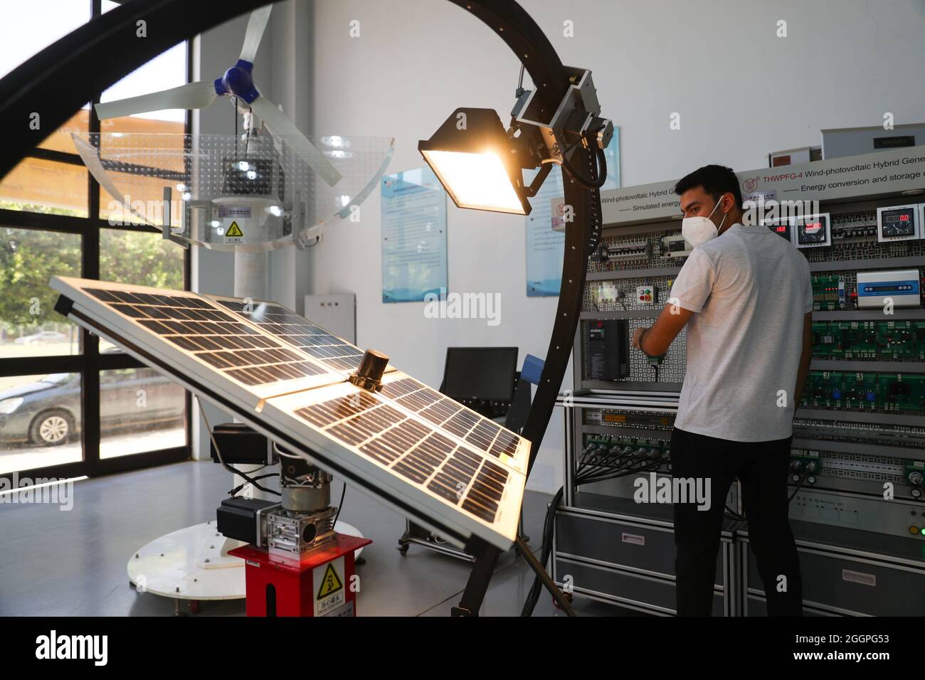 Le Caire, Égypte. 16 août 2021. Un stagiaire apprend la simulation d'un système de production hybride éolien-photovoltaïque à l'atelier de Luban de la zone de formation sur les nouvelles technologies énergétiques à l'Université Ain Shams au Caire, en Égypte, le 16 août 2021. POUR ALLER AVEC "Feature: L'atelier professionnel chinois en Egypte prépare les diplômés pour le marché du travail" crédit: Sui Xiankai/Xinhua/Alamy Live News Banque D'Images