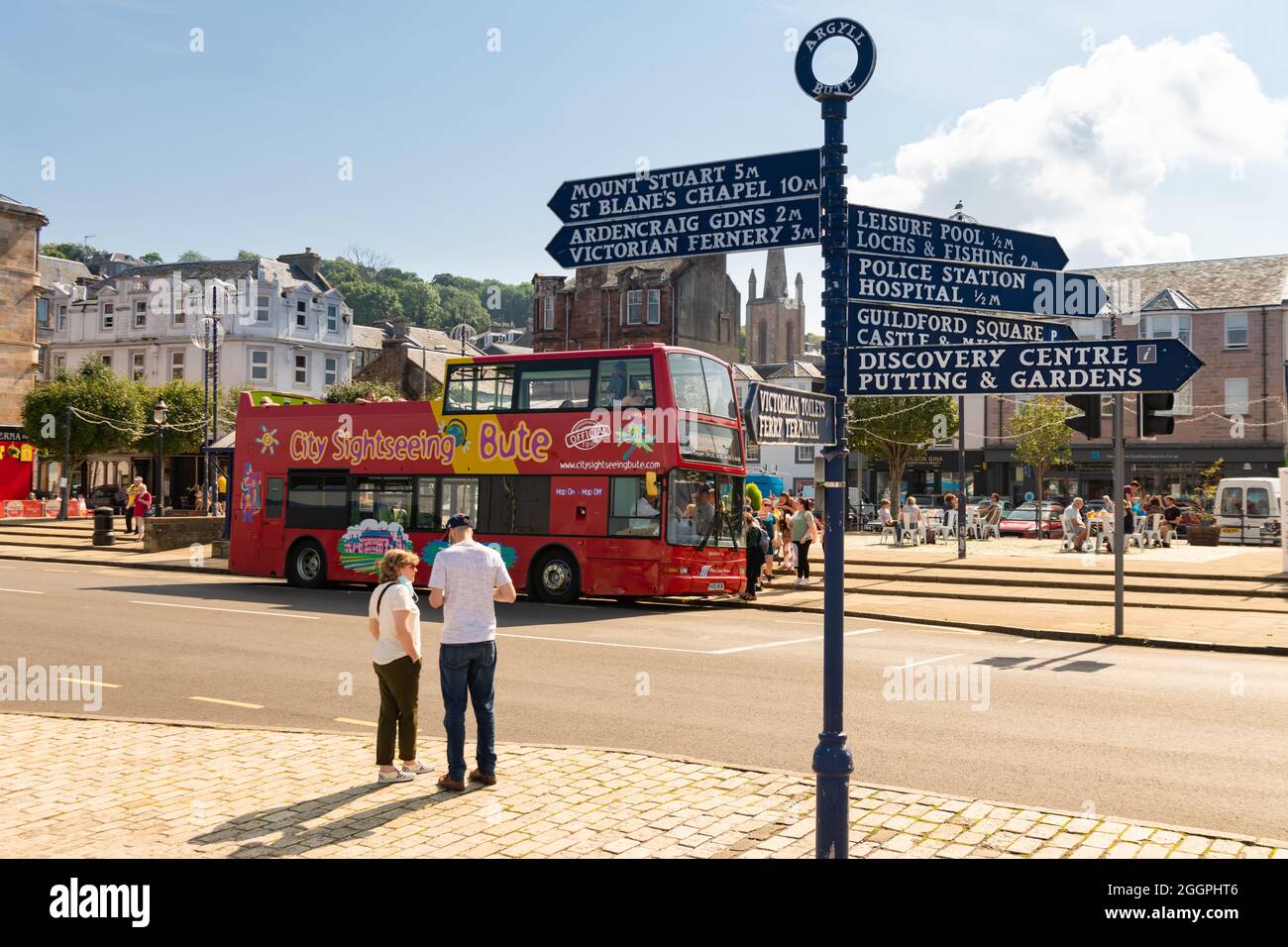 Rothesay tourisme - route touristique panneau et bus touristique à impériale à arrêts multiples - Rothesay, île de Bute, Écosse, Royaume-Uni Banque D'Images