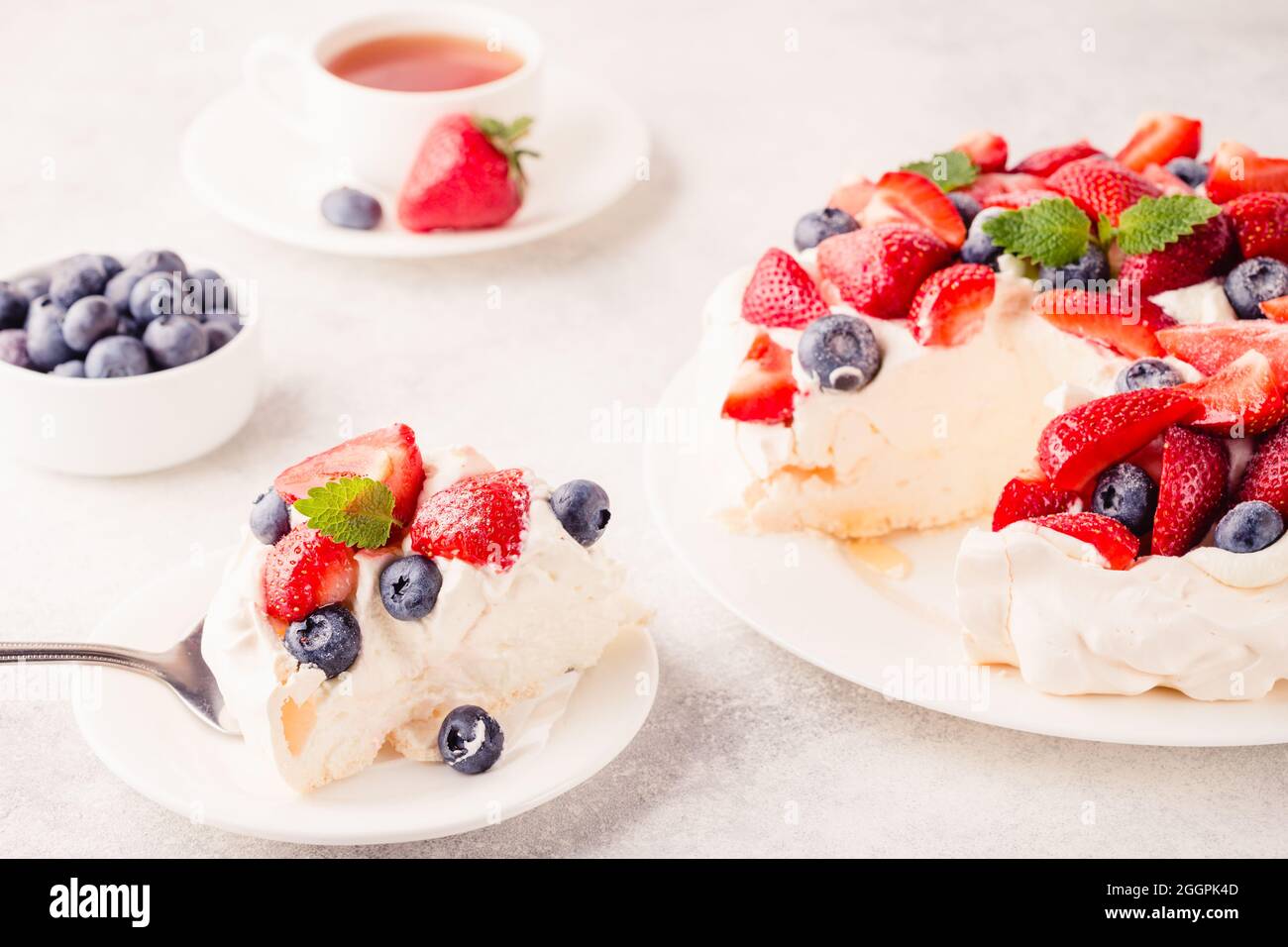 Délicieux gâteau Pavlova aux fraises fraîches et aux myrtilles, sélectif Banque D'Images