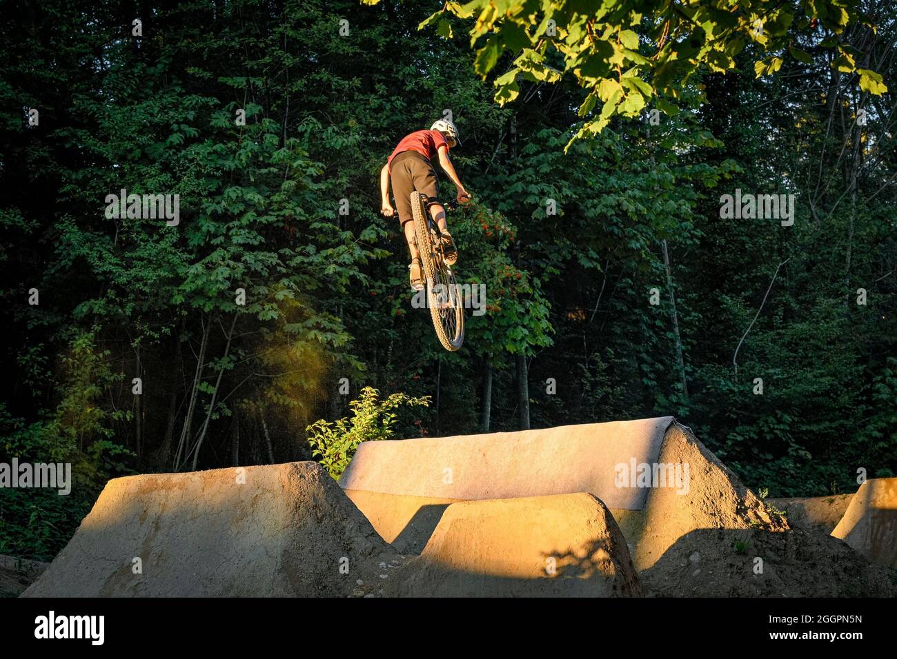 BMX Bike Jumping, Lotet Dirt saute skillpark, North Vancouver, Colombie-Britannique, Canada Banque D'Images