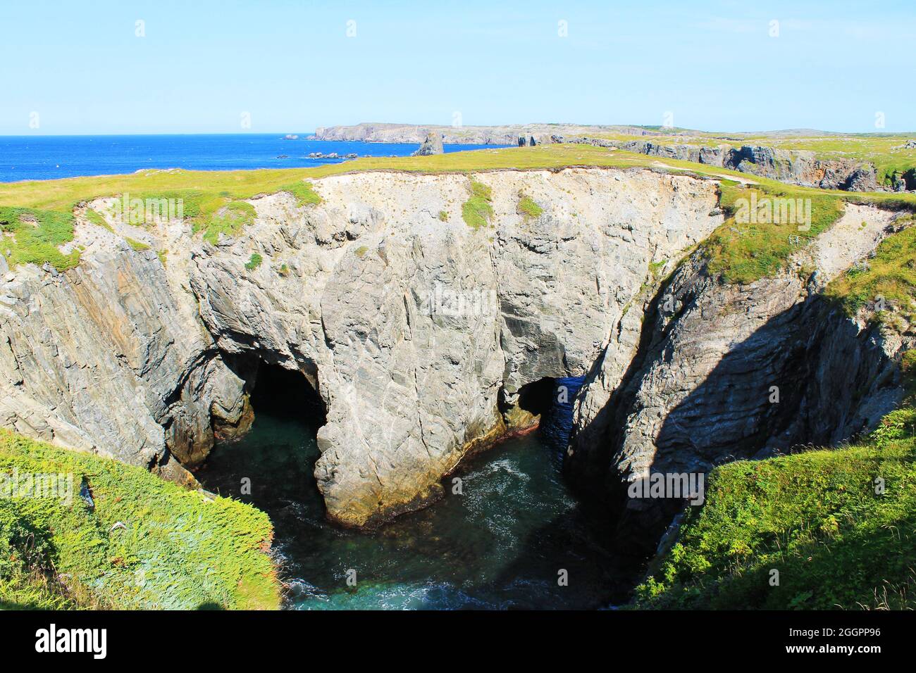 La formation naturelle de roches connue sous le nom de Dungeon, Parc provincial Dungeon, Bonavista (Terre-Neuve). Banque D'Images