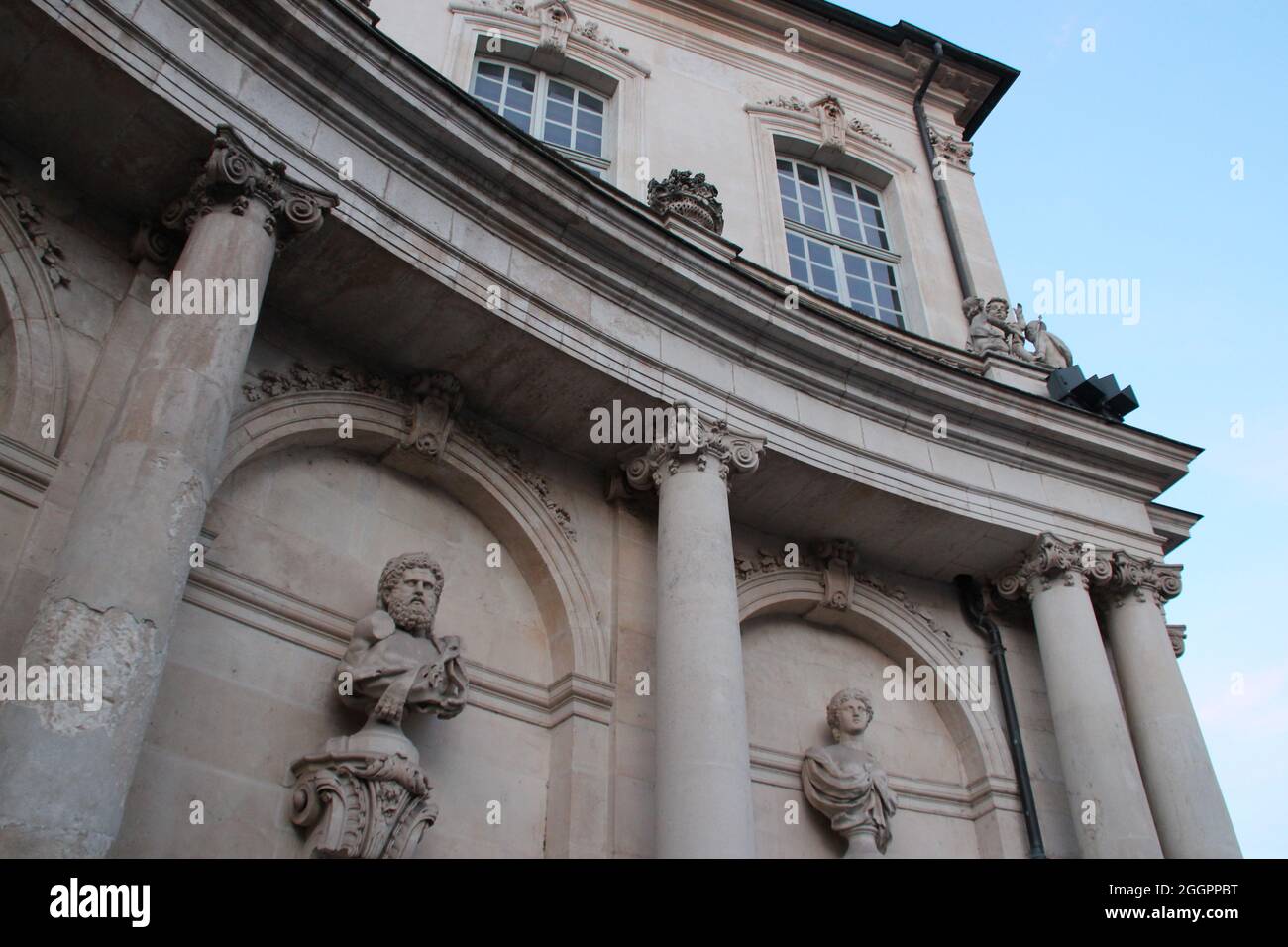 ancien bâtiment de la place joseph malval à nancy en lorraine (france