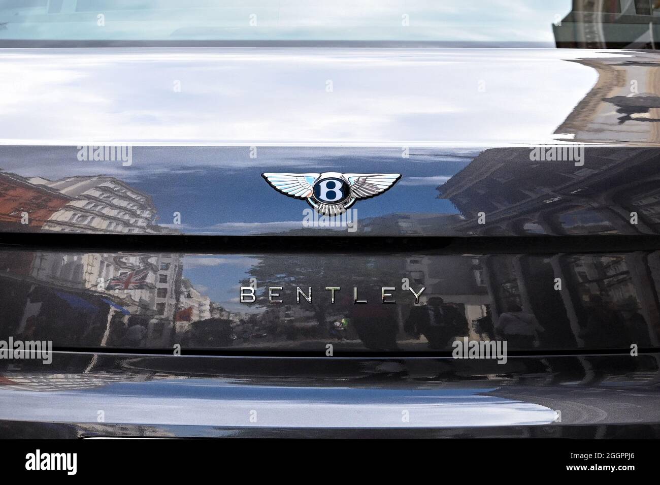 Londres, Angleterre - août 2021 : vue rapprochée de l'écusson à l'arrière d'une voiture de luxe Bentley Banque D'Images