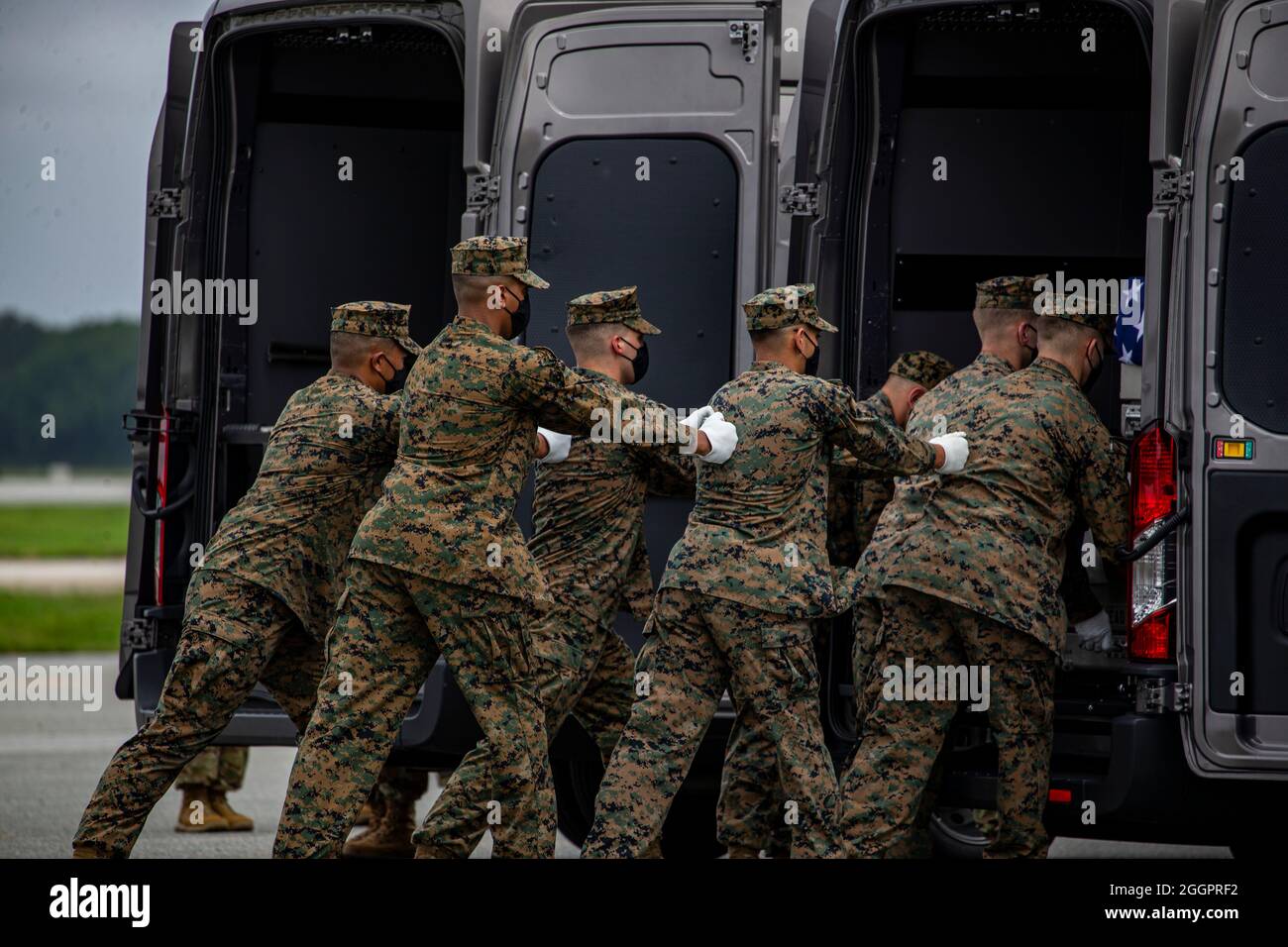 Marines avec Alpha Company, Marine Barracks Washington, a eu le devoir solennel et honorable de servir d'équipe de transfert digne pour les Marines déchus à la base aérienne de Douvres, Delaware. Nous vous demandons de garder ces Marines, ces membres du service et ces familles dans vos pensées et vos prières. Semper Fidelis. Nous nous souviendrons toujours des membres de service suivants qui ont fait le sacrifice ultime le 26 août à Kaboul, en Afghanistan: Le sergent d'état-major. Ryan C. Knauss, 23 ans, États-Unis ; Sgt. Darin T. Hoover, 31 ans, USMC; Sgt. Nicole L. Gee, 23 ans, USMC; Sgt. Johanny Rosario Pichardo 25, USMC; Cpl. Humberto A. Sanchez, 22, Banque D'Images