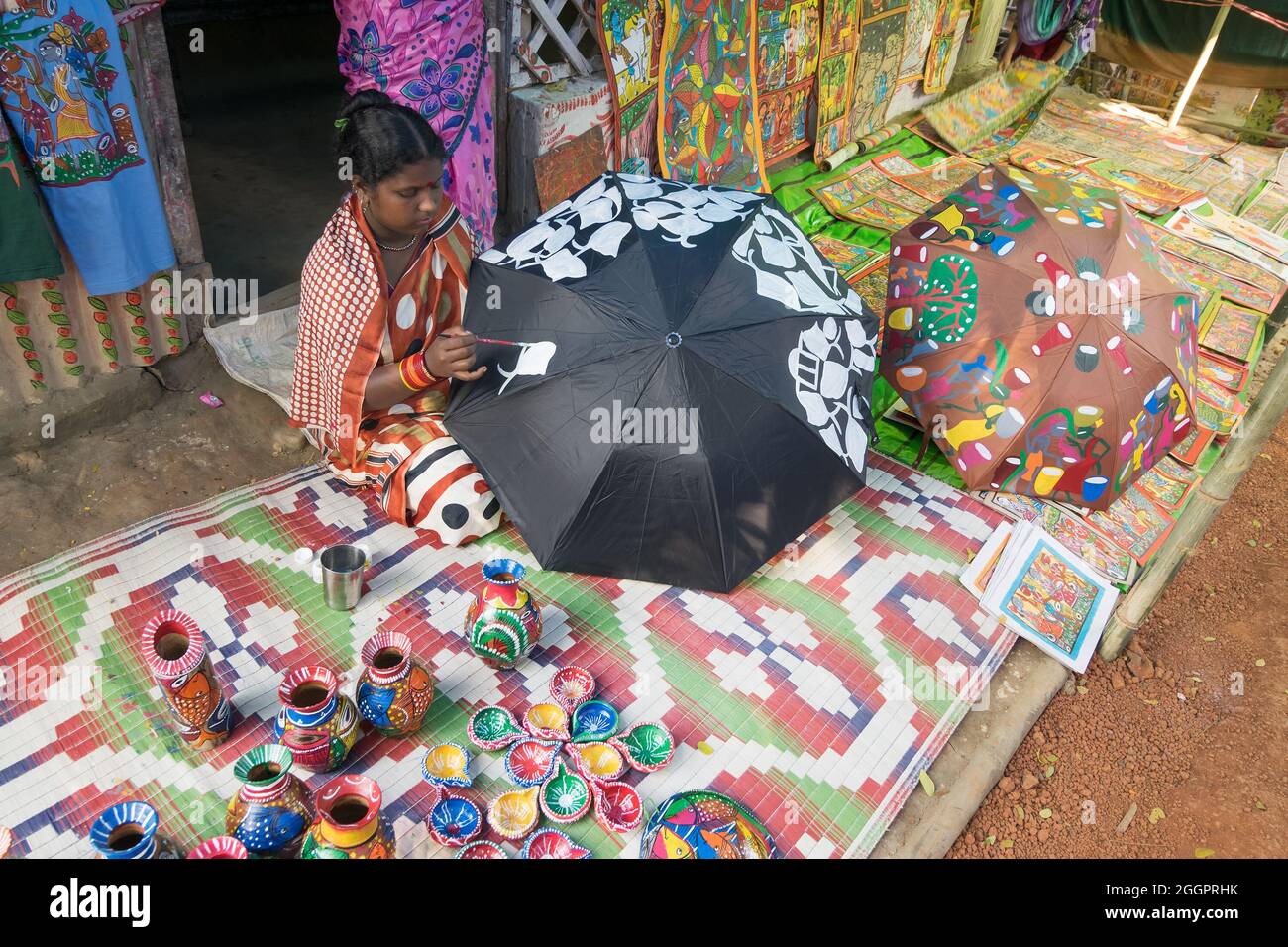 PINGLA, BENGALE-OCCIDENTAL , INDE - 16 NOVEMBRE 2015 : des objets artisanaux colorés sont en cours de préparation à la vente au village de Pingla par une travailleuse rurale indienne. H Banque D'Images