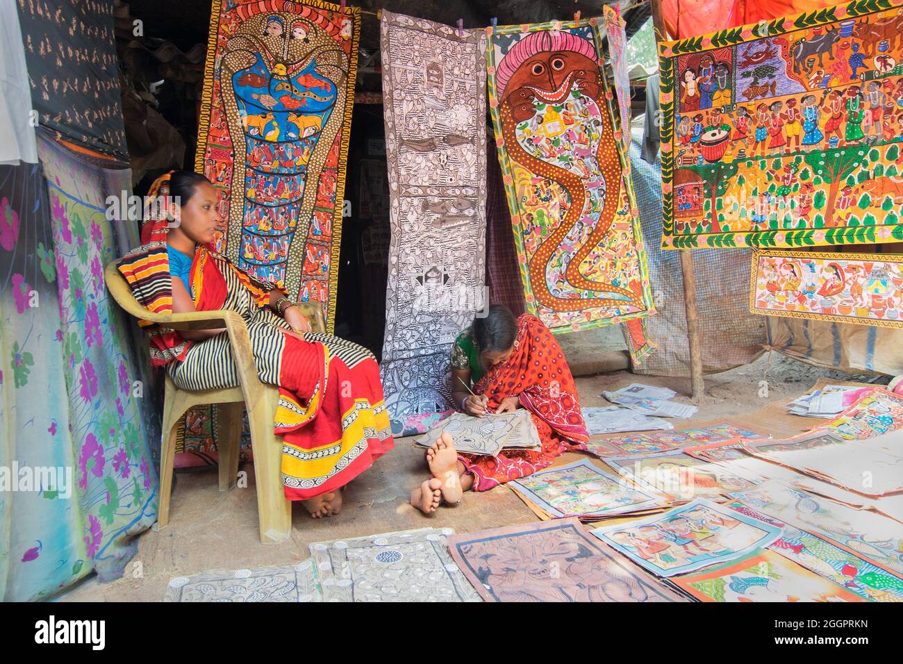 PINGLA, BENGALE-OCCIDENTAL , INDE - 16 NOVEMBRE 2015 : des objets artisanaux colorés sont en cours de préparation à la vente au village de Pingla par des travailleuses rurales indiennes. Banque D'Images