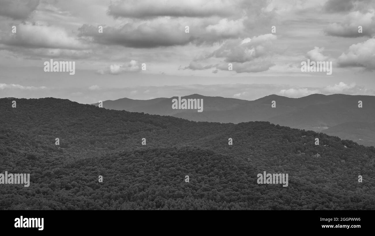 Panorama Noir et blanc photo de couches de montagnes des Appalaches qui disparaissent progressivement dans la brume Banque D'Images