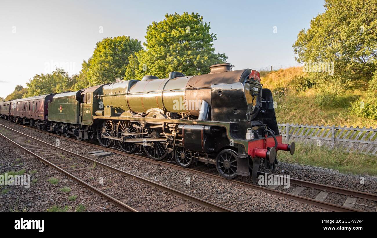 La locomotive à vapeur Scots Guardsman 46115 traverse long Preston le 2 septembre 2021 Banque D'Images