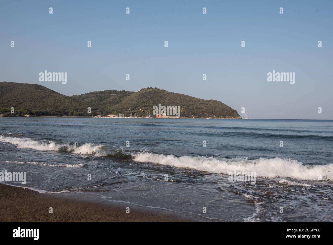 Plage de Baratti et Populonia au sommet de la colline du promontoire Banque D'Images