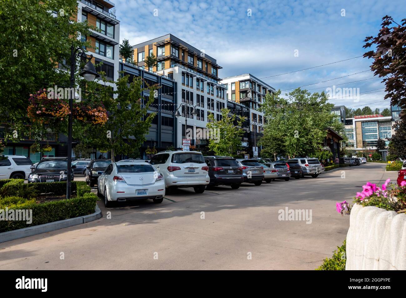 Kirkland, WA USA - vers août 2021: Vue sur la rue de la zone commerçante de Totem Lake, avec des appartements et des magasins en vue. Banque D'Images