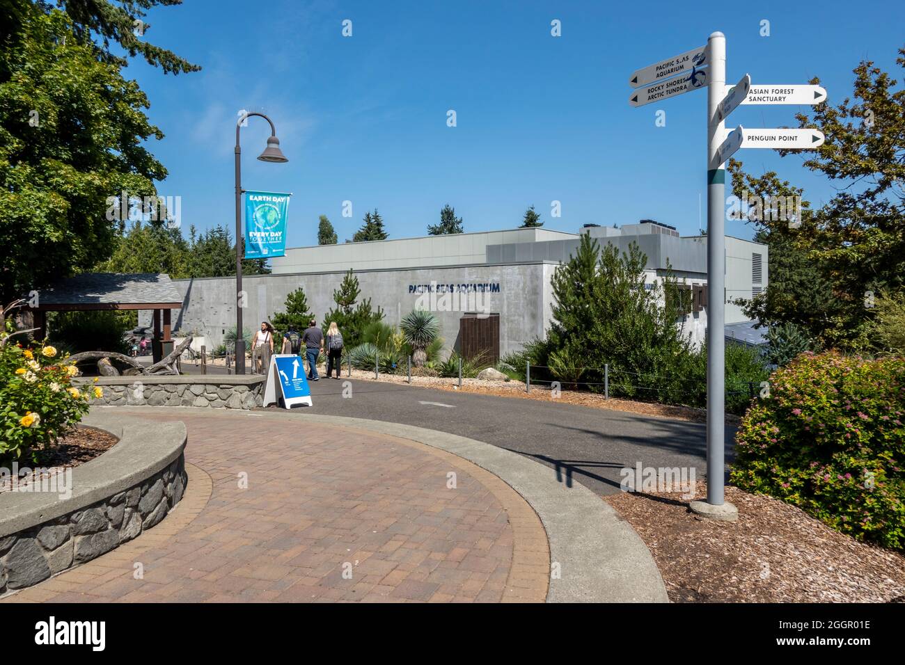 Tacoma, WA USA - vers août 2021 : vue extérieure du bâtiment de l'aquarium des mers du Pacifique dans le zoo de point Defiance par une journée ensoleillée. Banque D'Images