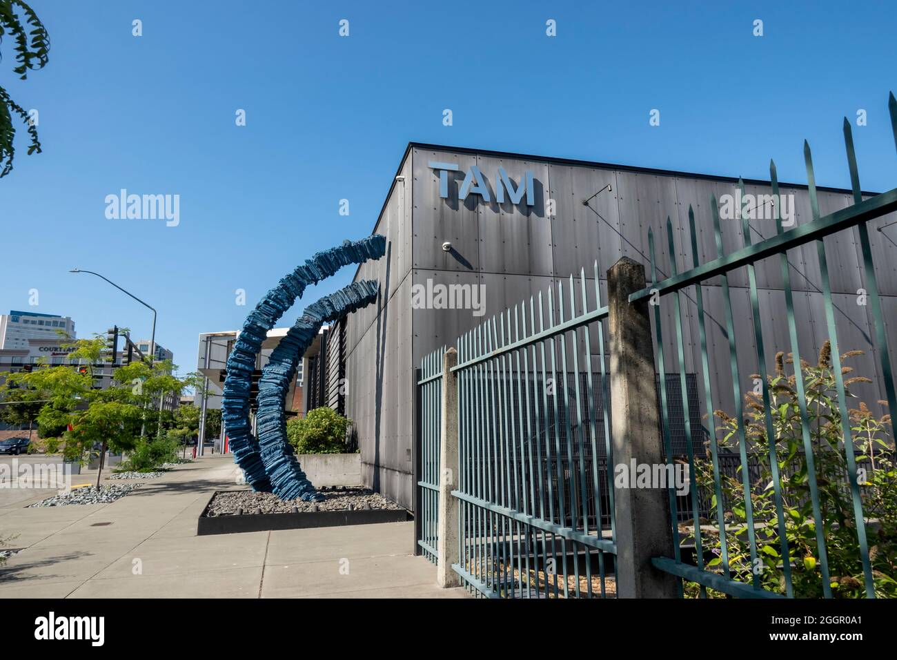 Tacoma, WA USA - vers août 2021 : vue sur la rue du musée d'art de Tacoma par une journée ensoleillée et sans nuages. Banque D'Images