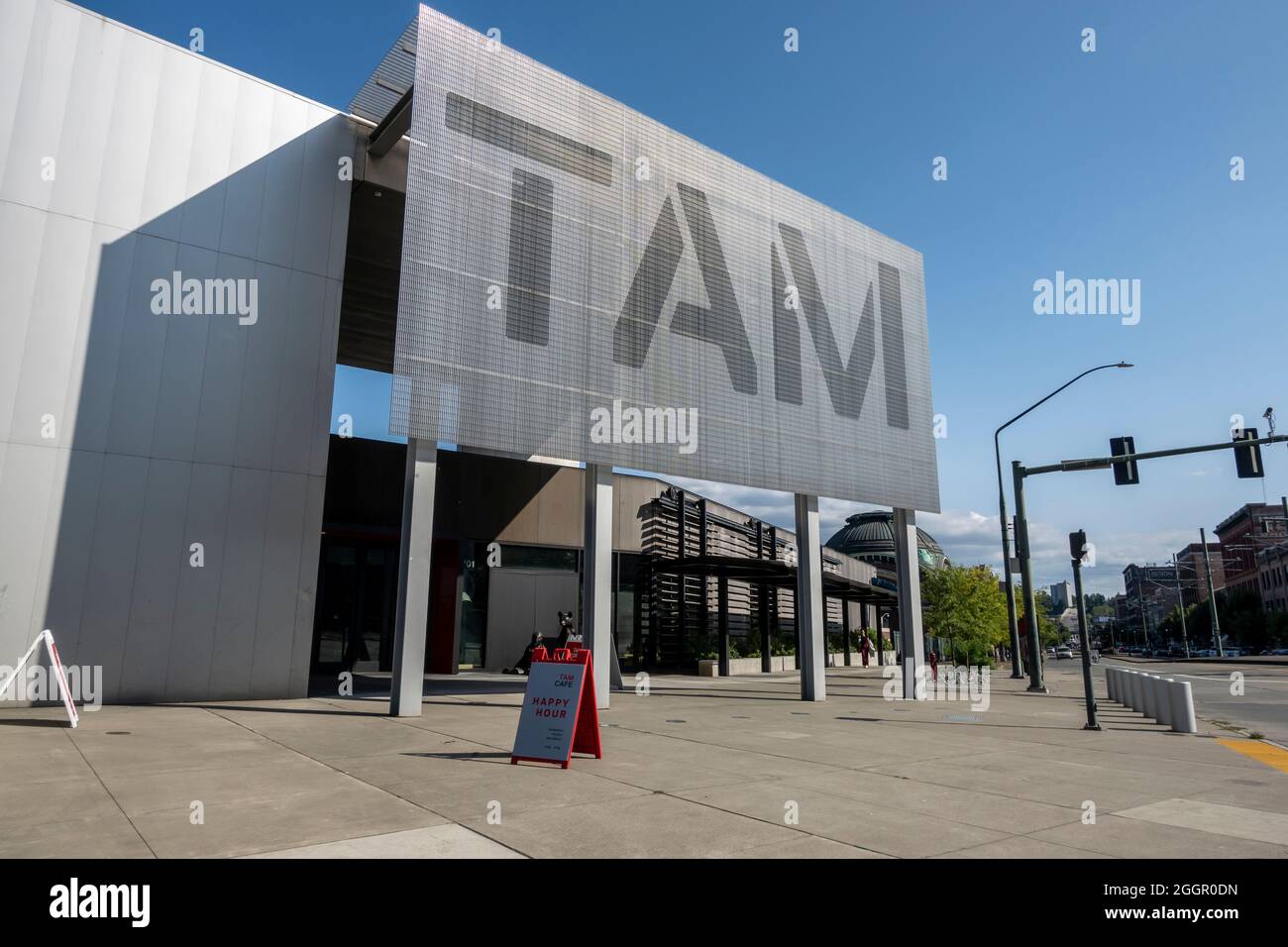 Tacoma, WA USA - vers août 2021 : vue sur la rue du musée d'art de Tacoma par une journée ensoleillée et sans nuages. Banque D'Images